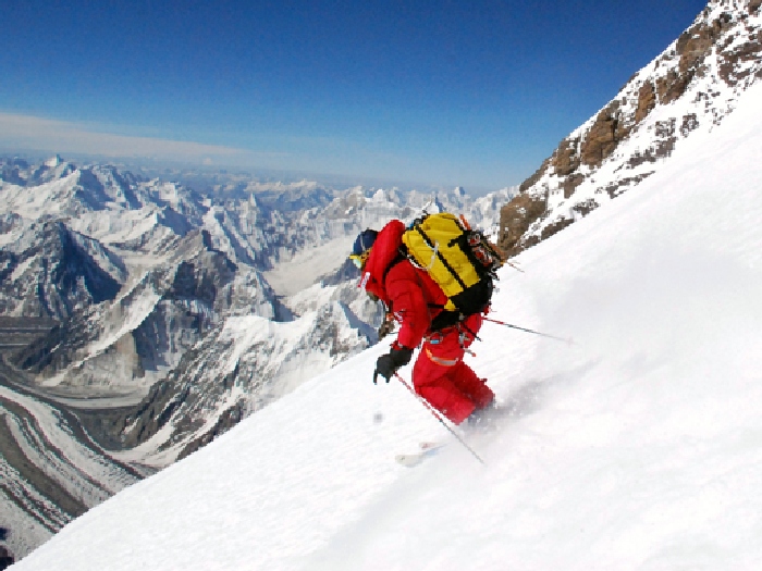 Лыжник в Гималаях
